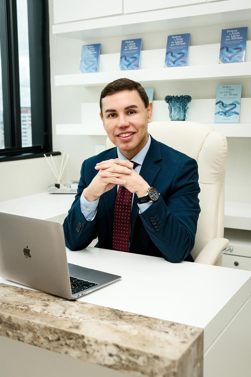 Dr. Franklin Reis — Neurocirurgião e Especialista em Dor